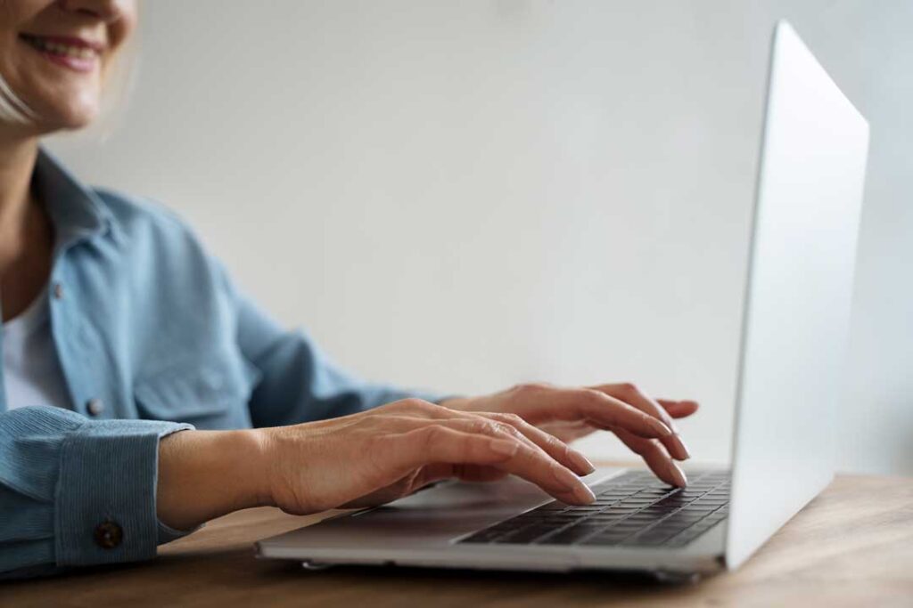 Persona rellenando formulario. Contacto con Human-it L'albufera